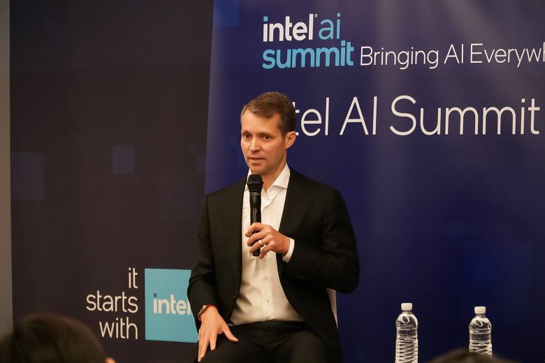 광범위한 솔루션으로 인공지능 시대를 준비하고 있다고 언급한 저스틴 호타드 수석 부사장. / 출처=IT동아