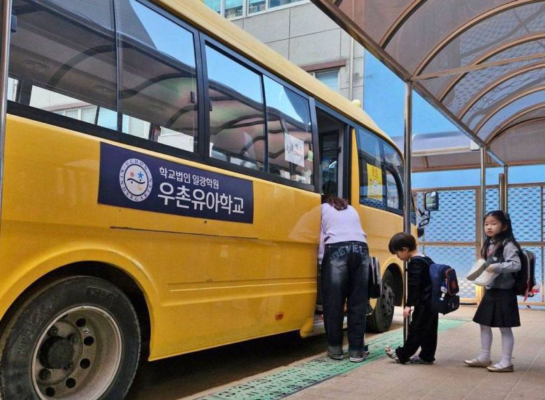통학버스에 탑승 중인 우촌유아학교 학생들 / 출처=IT동아