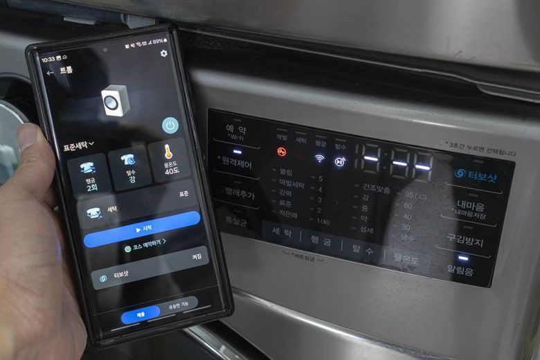 세탁기, 건조기 등의 대형 가전도 원격제어를 지원한다. 다만 세탁물을 옮기는 과정은 수동인 점을  잊지말자 / 출처=IT동아