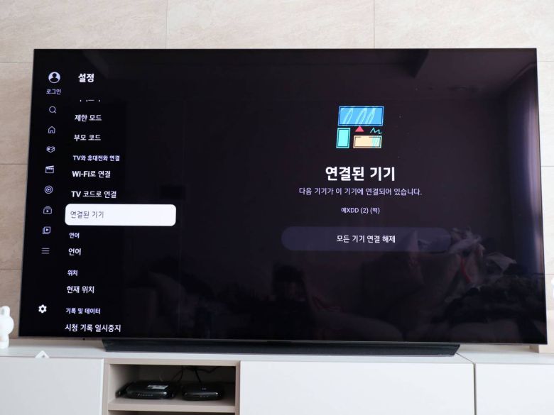 코드로 스마트폰 유튜브 앱과 TV를 연결한 모습 / 출처=IT동아