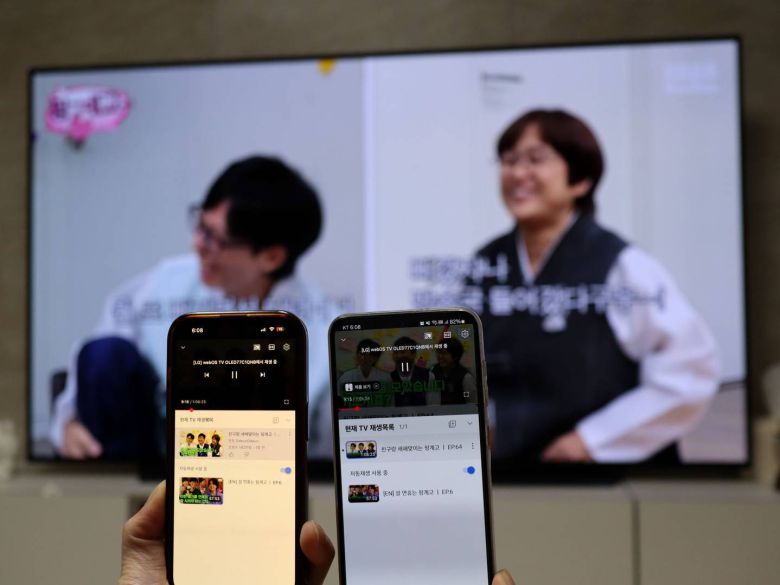 와이파이로 여러 명이 스마트폰 유튜브 앱과 TV를 연결한 모습 / 출처=IT동아