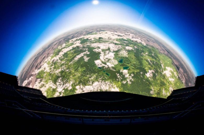 스피어에서 상영되고 있는 대런 애러노프스키의 ‘지구에서 온 엽서’ 이미지 / 출처=스피어 엔터테인먼트