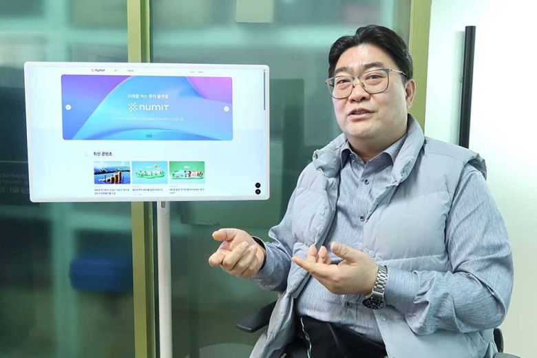 뉴밋과 IXO에 대해 설명하는 김형준 대표 / 출처=IT동아