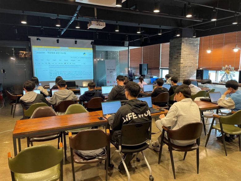 ATC 주니어스쿨은 2021년부터 경기도 초·중·고등학생을 대상으로 무상 제공되는 정보과학과 소프트웨어 교육 프로그램이다 / 출처=ATC