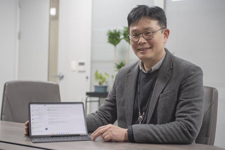 KIST는 통합정보시스템을 통한 행정 업무에 NHN두레이를 조합한 협업 기능을 함께 사용한다. 김낙균 본부장이 디지털 전환으로 구축한 태블릿 기반 작업 환경을 바탕으로 NHN 두레이 활용 사례를 소개 중이다 / 출처=IT동아