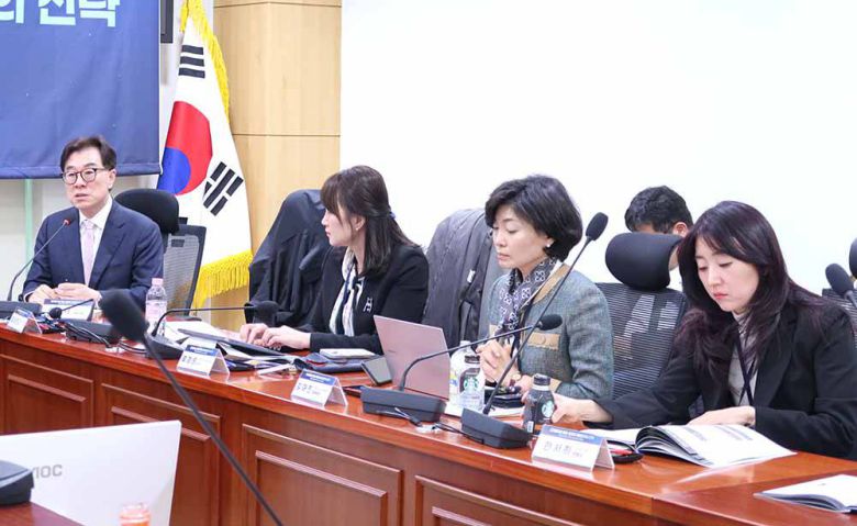 토론 진행 중인 임종인 디지털자산정책포럼 대표, 류경은 교수, 김재진 DAXA 상임부회장, 한서희 법무법인 바른 변호사(왼쪽부터) / 출처=IT동아