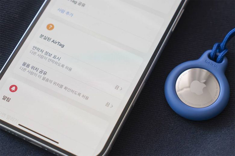 에어태그는 배터리 교체 없이 약 1년 이상 쓸 수 있고, 다각도로 위치 정보를 확인할 수 있다 / 출처=IT동아