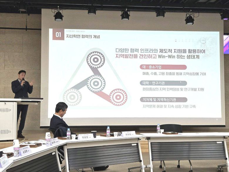 지산학연 협력 실태와 활성화 방안을 소개하는 양정모 한국산학연협회 본부장 / 출처=IT동아