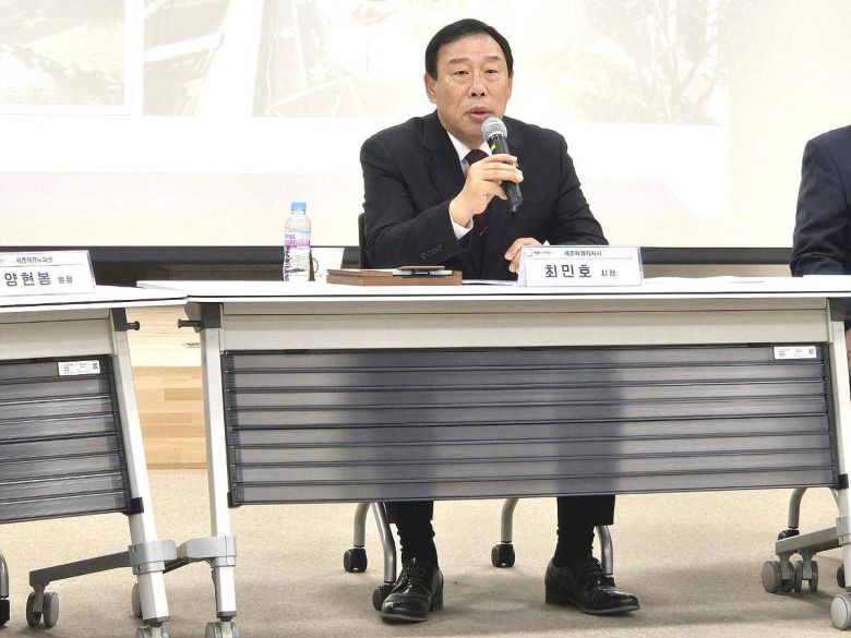 세종미래경제포럼에서 인사말을 건네는 최민호 세종특별자치시장 / 출처=IT동아