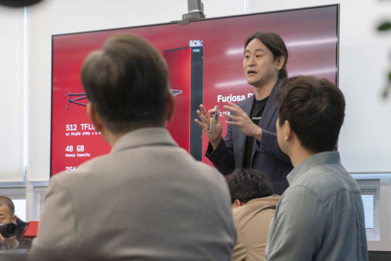 백준호 퓨리오사AI 대표가 2세대 반도체 ‘레니게이드’를 설명 중이다 / 출처=IT동아