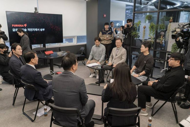 퓨리오사AI 관계자들과 이재명 전 대표가 현장 간담회를 진행했다 / 출처=IT동아