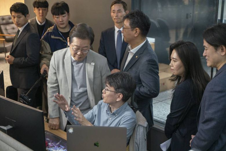 이재명 전 대표가 퓨리오사AI 임직원에게 AI와 관련한 질문을 했다 / 출처=IT동아