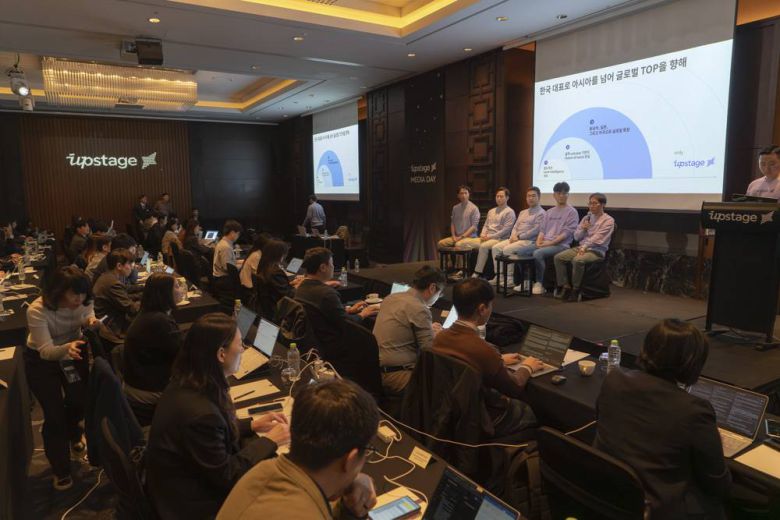 업스테이지의 AI는 한국 뿐만 아니라 글로벌 시장을 겨냥한 기술임을 강조했다 / 출처=IT동아