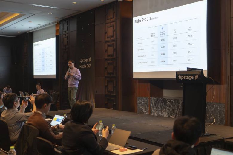 이날 행사를 통해 업스테이지 솔라 프로 1.3 버전을 정식 공개했다 / 출처=IT동아