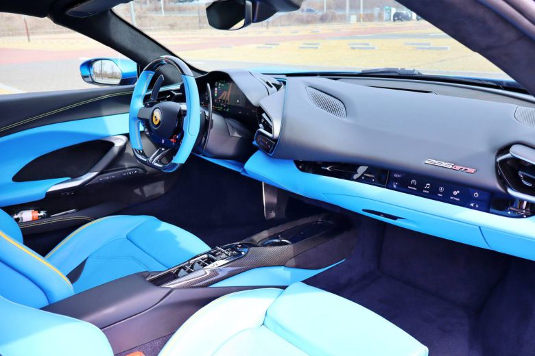 페라리 296 GTS 실내 / 출처=IT동아