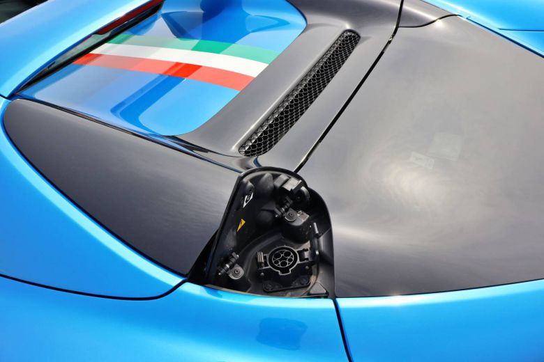 페라리 296 GTS 전기 충전구 / 출처=IT동아