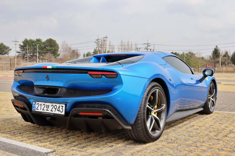 페라리 296 GTS 후면부 / 출처=IT동아