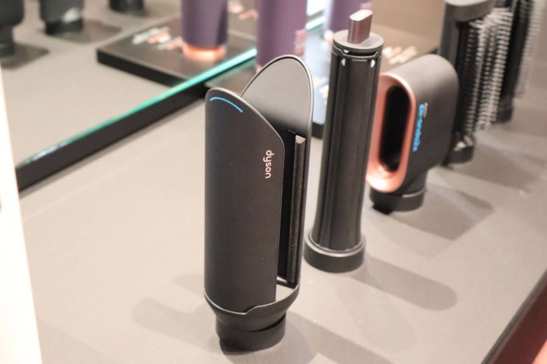 각 스타일링 툴을 본체에 부착하면 각 툴을 인식해 스타일링에 따라 최적의 온도 및 바람 속도가 자동 적용된다 / 출처=IT동아