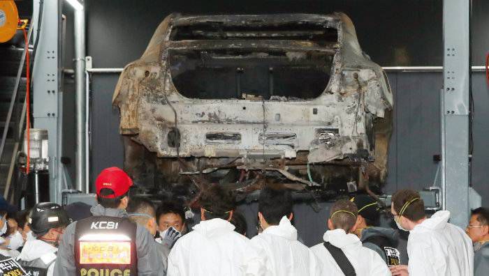 2024년 8월 8일 경찰과 소방당국 관계자들이 인천 서구 한 자동차공업소에서 화재가 발생한 벤츠 전기차에 대해 2차 합동감식을 진행하는 모습 / 출처=동아일보