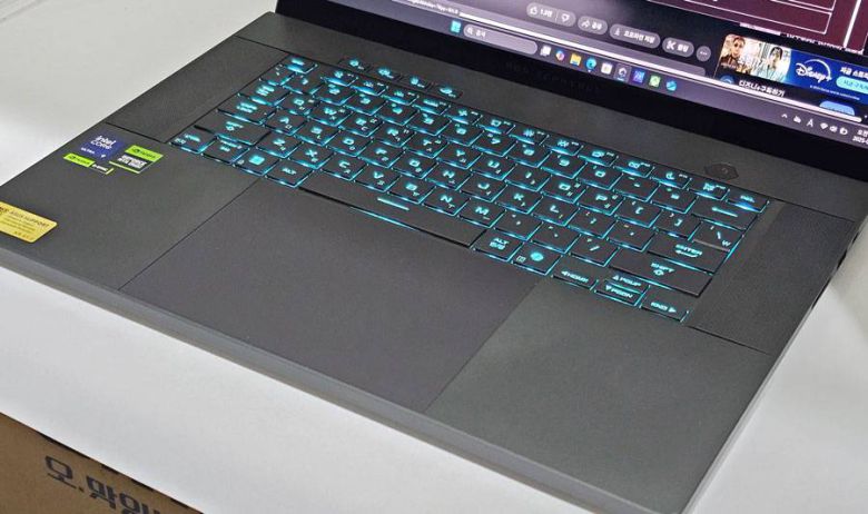 큰 키캡에 RGB LED 백라이트를 갖춘 키보드가 눈에 띈다 / 출처=IT동아