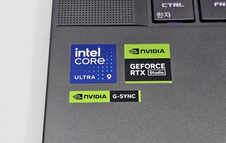 인텔 코어 울트라 9 285H 프로세서 및 엔비디아 지포스 RTX 5080 그래픽카드를 탑재했으며 엔비디아 스튜디오 드라이버도 정식 지원한다 / 출처=IT동아