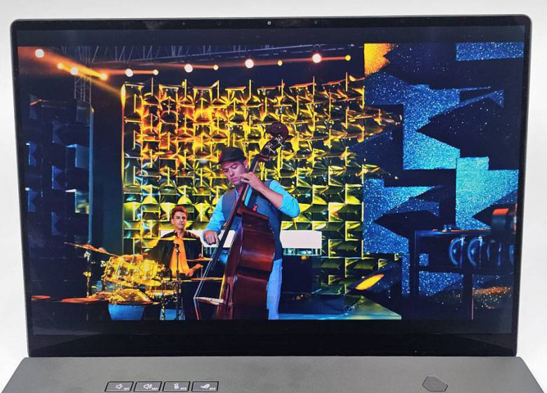 기존 LCD 대비 훨씬 우월한 화질을 제공하는 OLED 화면을 탑재했다 / 출처=IT동아