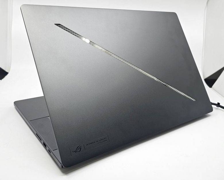 상판에는 대각선 방향으로 가로지르듯 설치된 ‘슬래쉬 라이팅’ LED가 달렸다 / 출처=IT동아