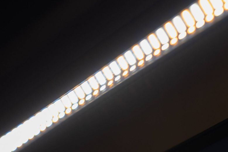 자연에 가까운 파장을 방출하는 풀 스펙트럼 LED를 장착했다. 따뜻한 색상 LED 소자와 차가운 색상 LED 소자를 교차 집적한 점도 특징이다 / 출처=IT동아
