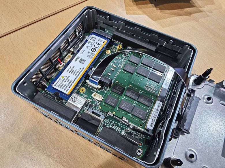 2개의 램 슬롯, 2개의 M.2 슬롯과 더불어 1개의 SATA 포트를 제공해 확장성이 좋은 편이다 / 출처=IT동아