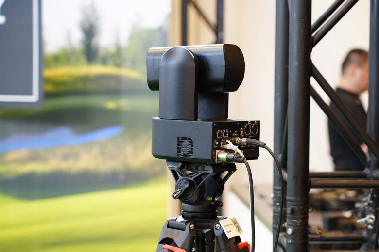 카메라 본체가 수평, 수직으로 회전하는 BRC-AM7 4K PTZ. 카메라 본체의 회전 속도는 느려 보였다 / 출처=IT동아