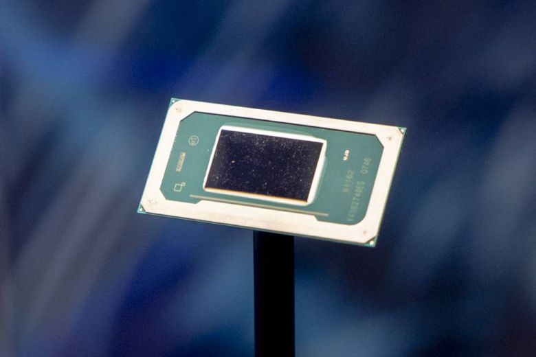 인텔 부스에 전시된 팬서레이크 반도체 실물 / 출처=IT동아