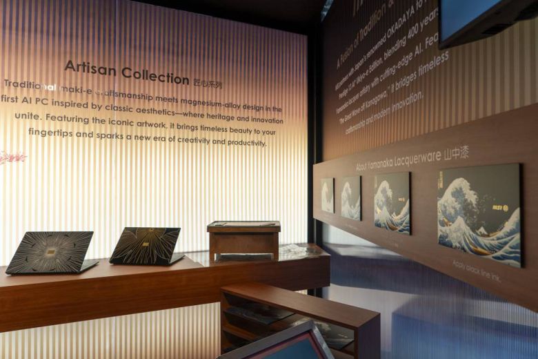 MSI 노트북 부스 내에 MSI 프레스티지 13 AI+ 우키요에 에디션이 전시됐다 / 출처=IT동아