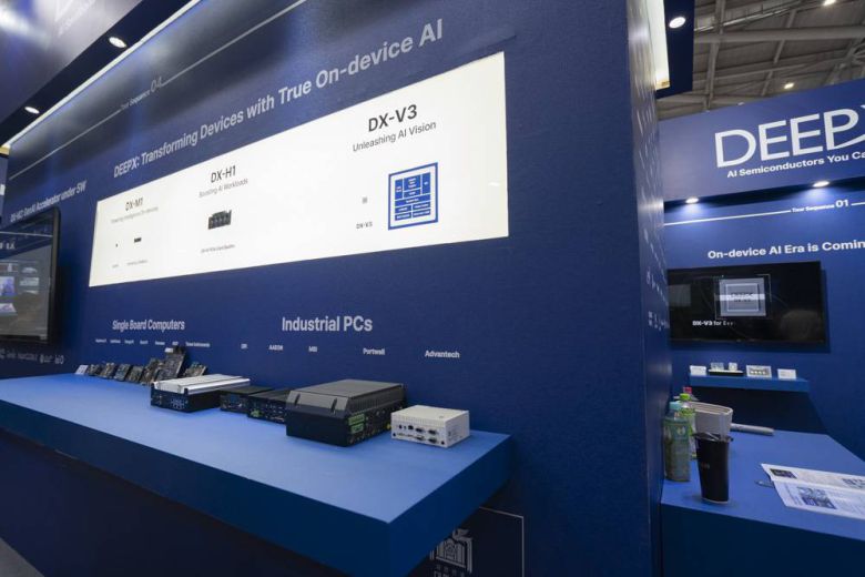 딥엑스 DX-M1, DX-H1, DX-V3가 장착된 온디바이스 AI용 PC가 전시돼있다 / 출처=IT동아