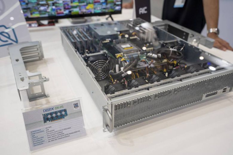 딥엑스가 아닌 AIC 부스에 딥엑스 DX-H1 8매가 꽂힌 CB201-CP 서버가 전시돼있다 / 출처=IT동아