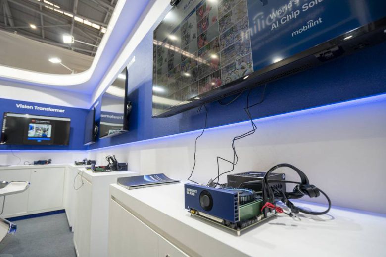 에리스가 장착된 PC를 활용해 실제 현장에서 사용하는 여러 AI 모델을 시연하고 있다 / 출처=IT동아