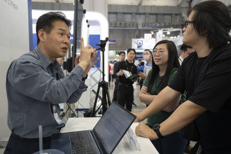 김성모 모빌린트 상무가 대만의 산업용 및 임베디드 PC 기업 이노디스크(Innodisk) 엔지니어를 대상으로 에리스 NPU를 소개 중이다 / 출처=IT동아