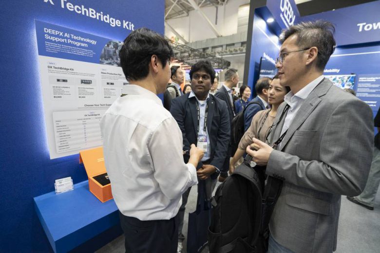 컴퓨텍스 방문객들이 딥엑스 담당자에게 개발자용 NPU 반도체 키트에 대해 질문 중이다 / 출처=IT동아