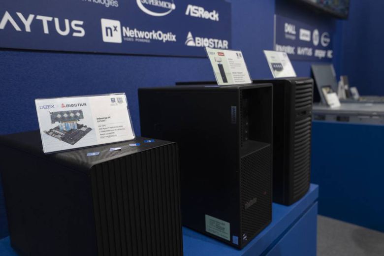 서버용 반도체인 딥엑스 DX-H1이 장착된 산업용 완제품 PC / 출처=IT동아