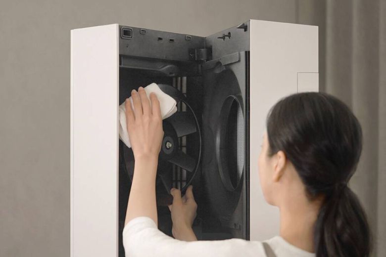 LG전자 에어컨에 있는 ‘클린뷰’ 기능, 직접 사용자가 커버를 열어 내부 팬 등을 닦을 수 있다 / 출처=LG전자