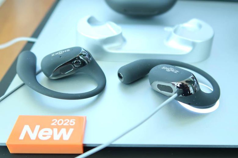 오픈핏 2+는 가볍고 안정적인 착용감과 강한 저음을 제공한다 / 출처=IT동아