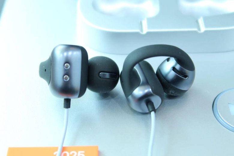 오픈닷 원은 편안한 착용감과 풍부한 음질을 제공한다 / 출처=IT동아