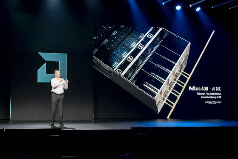 포레스트 노로드(Forrest Norrod) AMD 데이터 설루션 그룹 수석부사장이 폴라라 400 AI NIC 카드를 소개 중이다 / 출처=IT동아