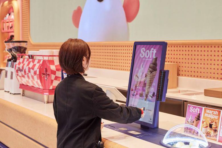 배스킨라빈스 청담점에서는 AI 기술을 접목해 개발한 신메뉴 이외에 한정 메뉴 등도 판매한다 / 출처=SPC