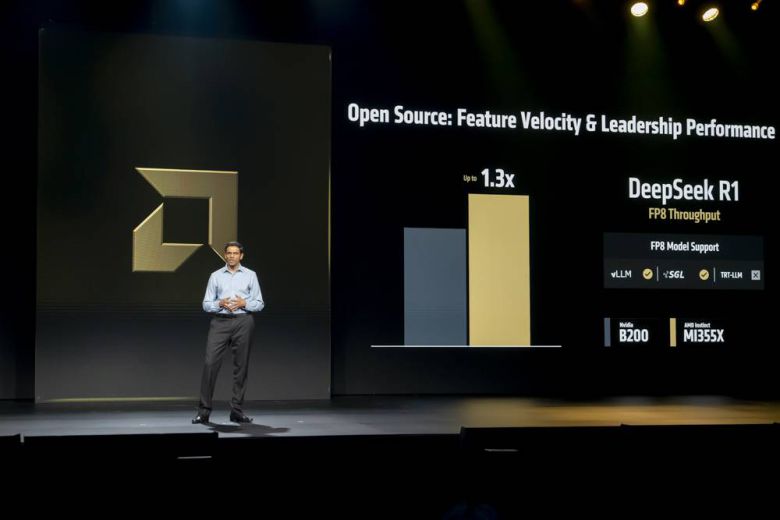 밤시 보파나(Vamsi Bopanna) AMD 인공지능 그룹 수석 부사장이 ROCm 7의 정식 출시를 알렸다 / 출처=IT동아