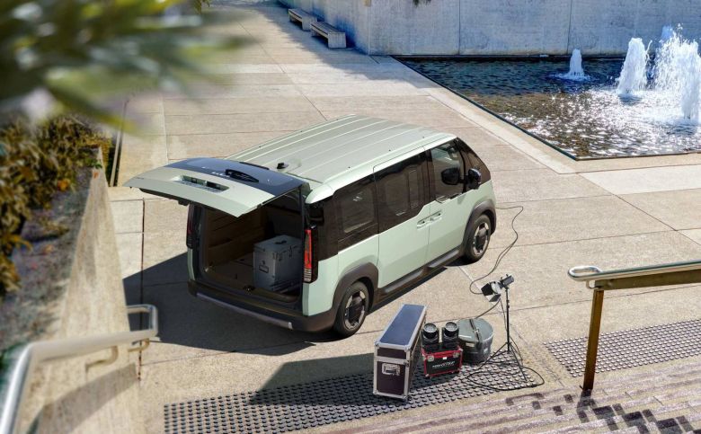 V2L 기능 활용이 가능한 기아 PV5 / 출처=기아