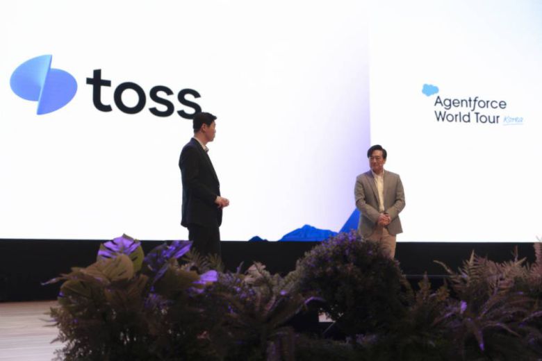 김규하 비바리퍼블리카 부대표(우측)가 토스의 에이전트포스 도입 사례를 발표했다 / 출처=IT동아