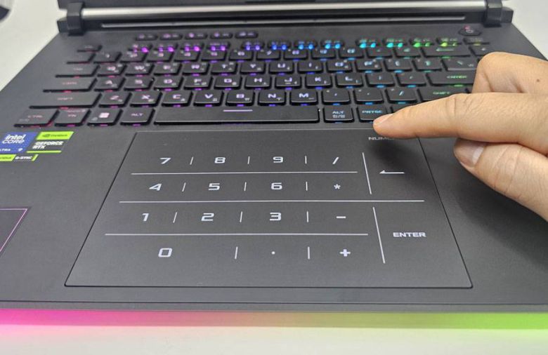 터치패드 우측 상단을 누르면 숫자패드가 나타난다 / 출처=IT동아