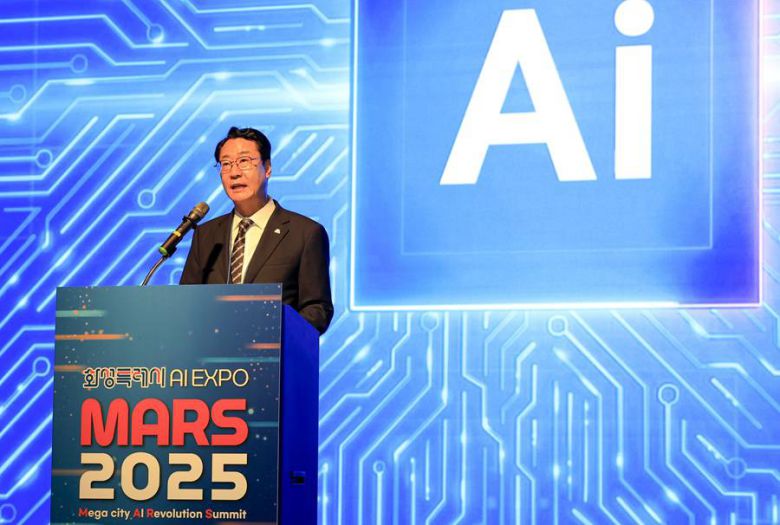 정명근 화성특례시장이 MARS 2025 개회식에서 환영사를 하고 있다 / 출처=IT동아