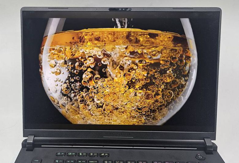 높은 밝기와 명암비가 돋보이는 미니 LED 기반 화면을 적용했다 / 출처=IT동아