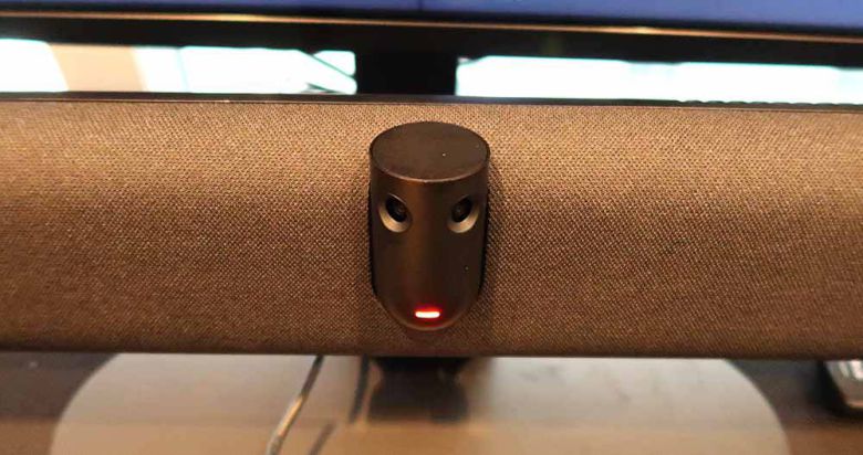 2대의 카메라와 스티칭 기술로 180도 화각을 지원한다 / 출처=IT동아